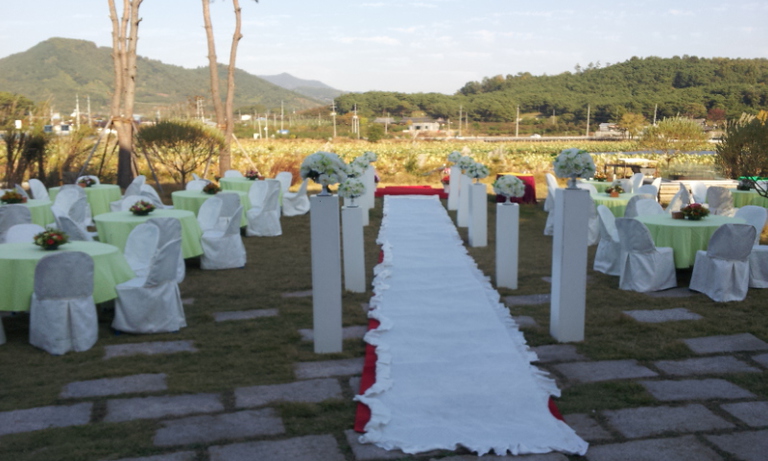 청도  연꽃마을  스몰  웨딩  셋팅  저렴한  웨딩  이 현실 입니다.