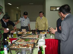 소방훈련후 사장님외 귀빈의 다과파티행사