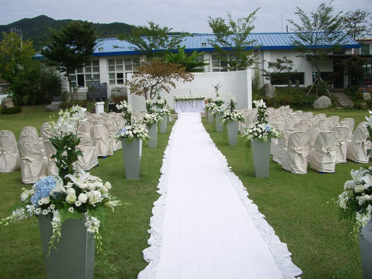  야외 결혼식 행사 모습 